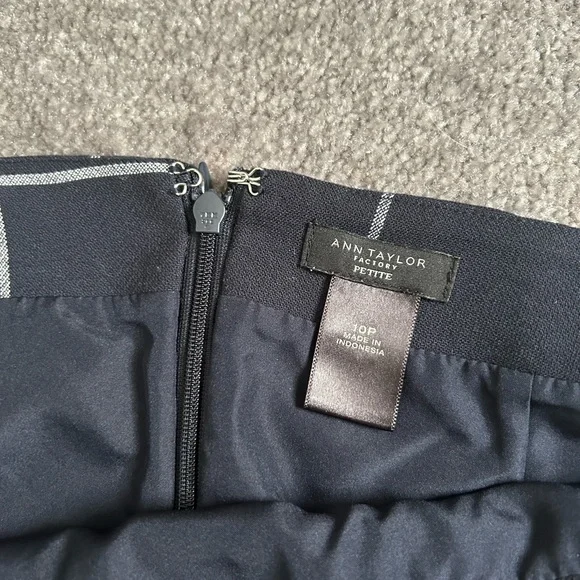 Ann Taylor Geometric print Pencil skirt 👗👗 - Picture 2 of 3